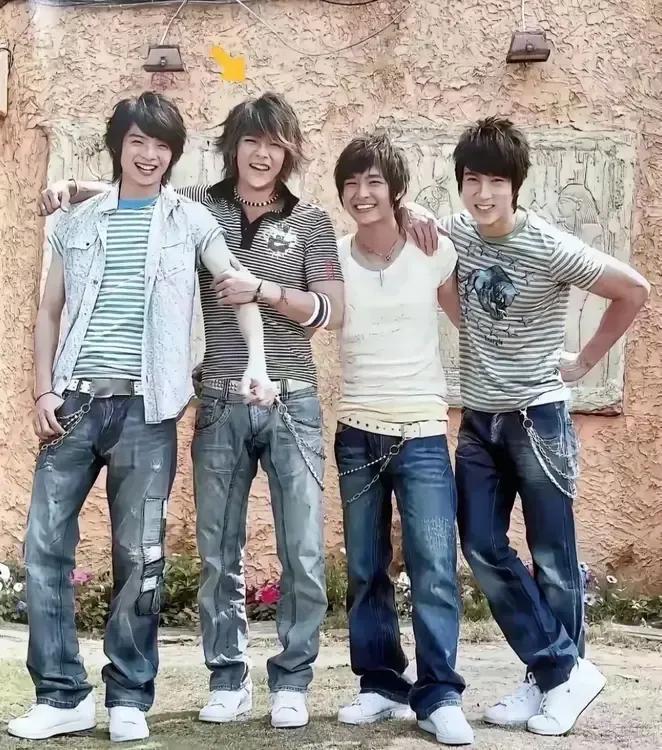 猛一看还以为是乡村杀马特，没想到竟是当年风靡台湾的顶流，太颠覆认知了！