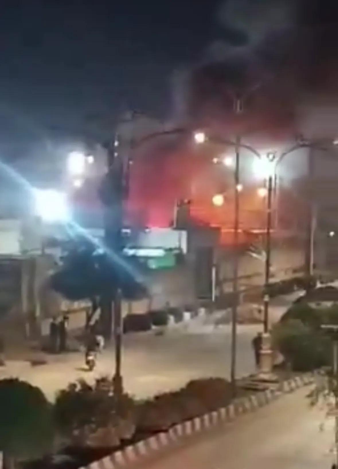 突发新闻：
伊朗反政府示威者已经控制了胡齐斯坦省拉姆霍尔莫兹市。
他们现正在纵火