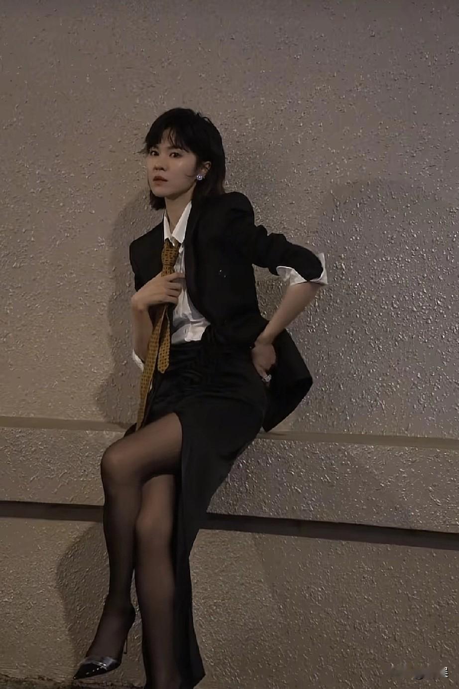 夜色，楼梯作台，郁可唯以一身飒爽西装搭配黑丝。利落短发衬出清冷气质，高开叉裙装