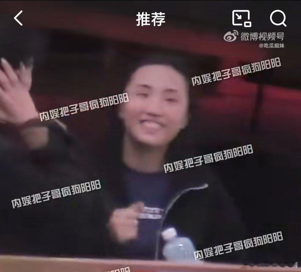 偶遇胡歌老婆从医院出来早知道胡歌这么好追 