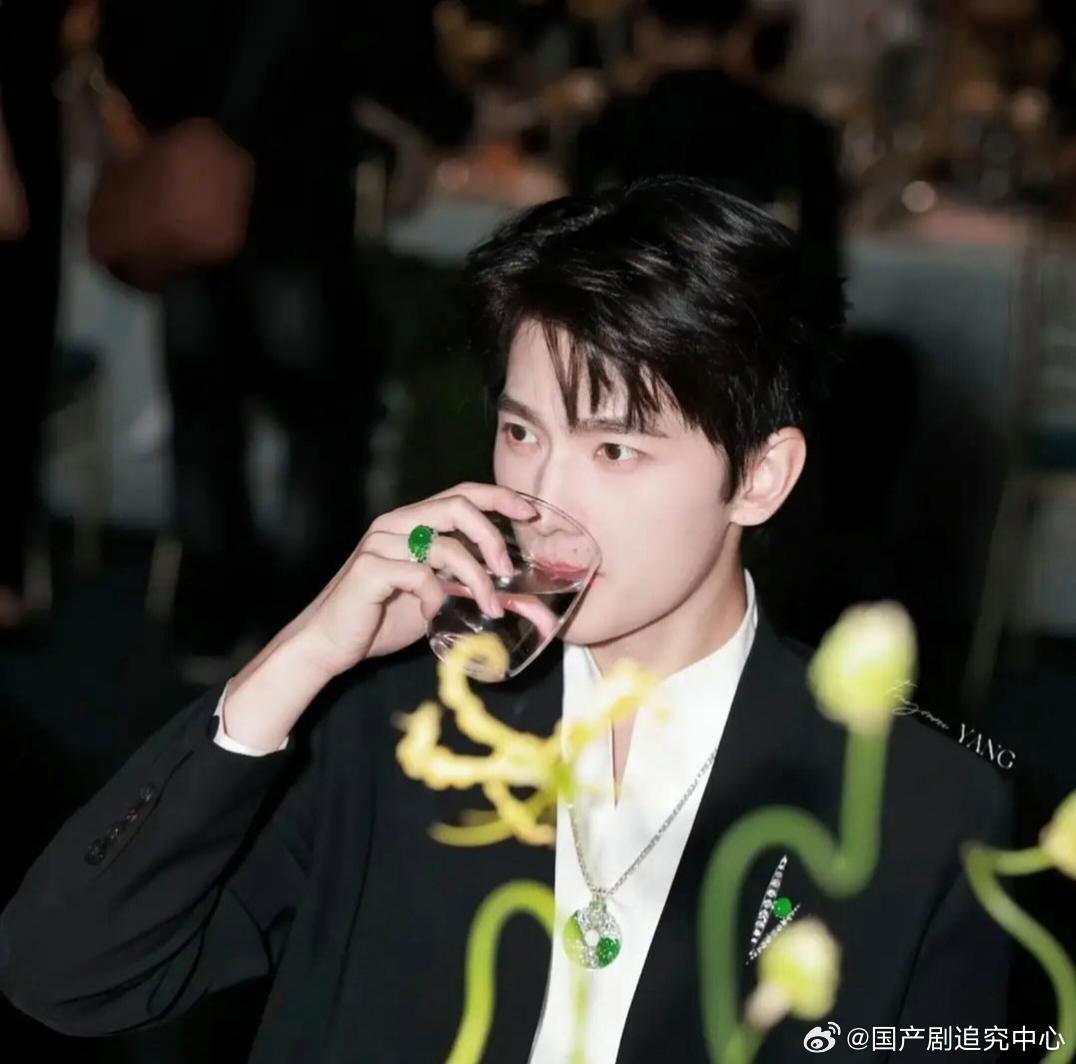 1. 宋轶热度低迷的时候，团队偶尔会悄悄提起她和白敬亭的过往旧事。两人确实有不少