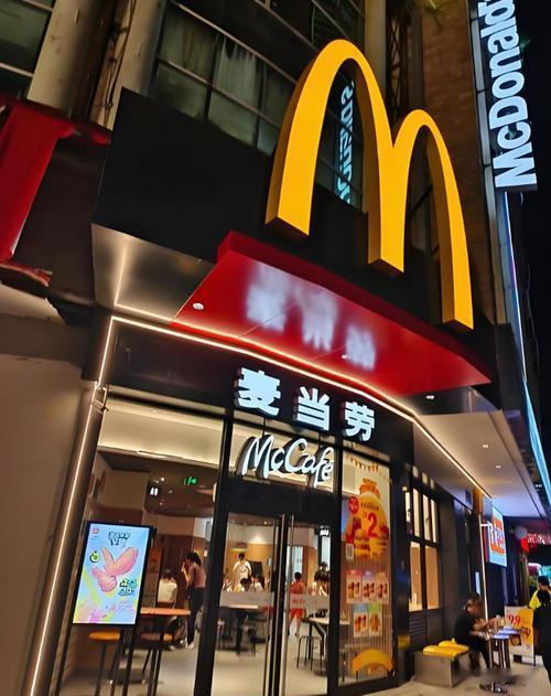 细思极恐！郑州麦当劳店员朝顾客可乐吐口水，离谱借口惹怒全网
 
近期郑州麦当劳恶