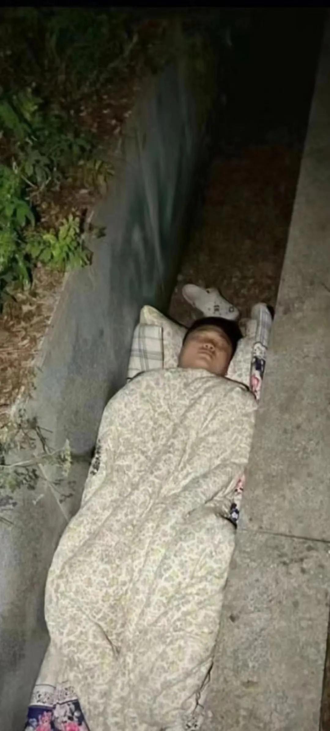这地方都能睡着的人，绝对的人才[赞][赞]