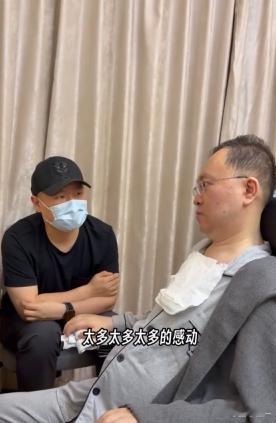 岳云鹏看望渐冻症抗争者蔡磊岳云鹏请蔡磊全家听相声 简单的善意最治愈人心，岳云鹏贴