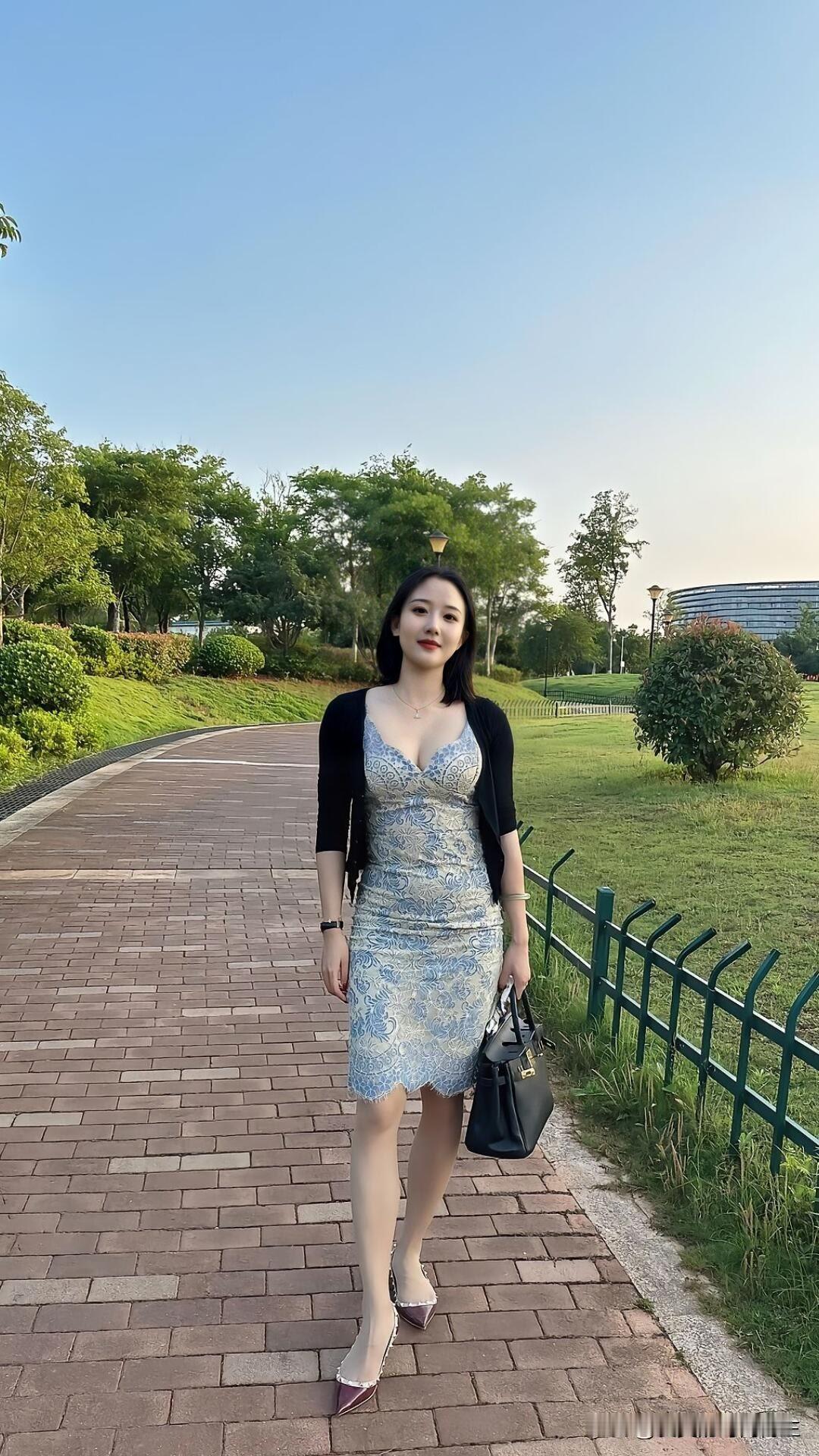 后来才懂，成年人的常态是：
心里兵荒马乱，表面风平浪静。

我们深夜独自缝合崩溃