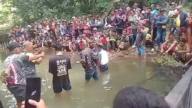 菲律宾农民托尼（69岁）和加斯帕（49岁）因一块土地起了争执，他们曾请地方当局调解，但没能达成一致，