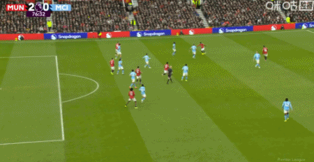 【曼联2-0曼城，姆伯莫破门，多古建功】北京时间1月17日，英超第22轮，曼联坐