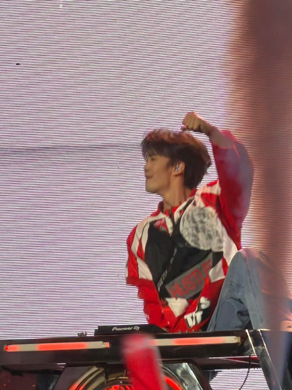 王赫野 你到底是魔童还是顽童 笑疯！王赫野演唱会打碟也太放飞了，根深蒂固完全困不