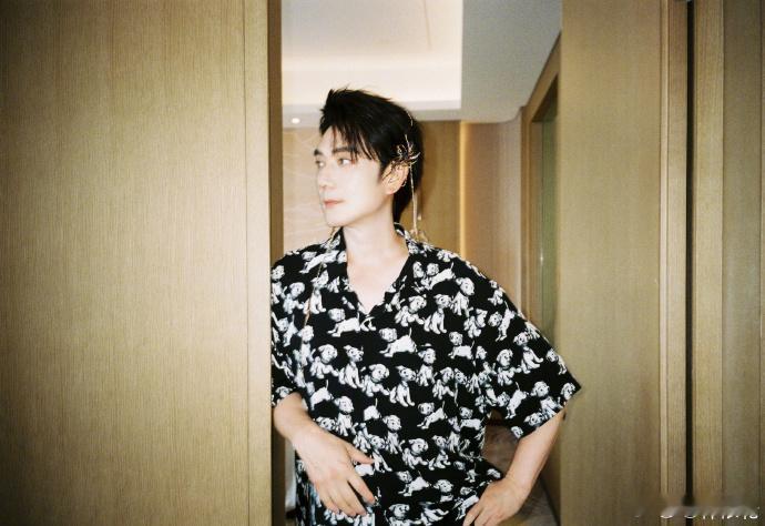 #林依轮 百搭脸#林依轮在舞台上的古风形象美轮美奂，他的百搭脸出道 30 年，依