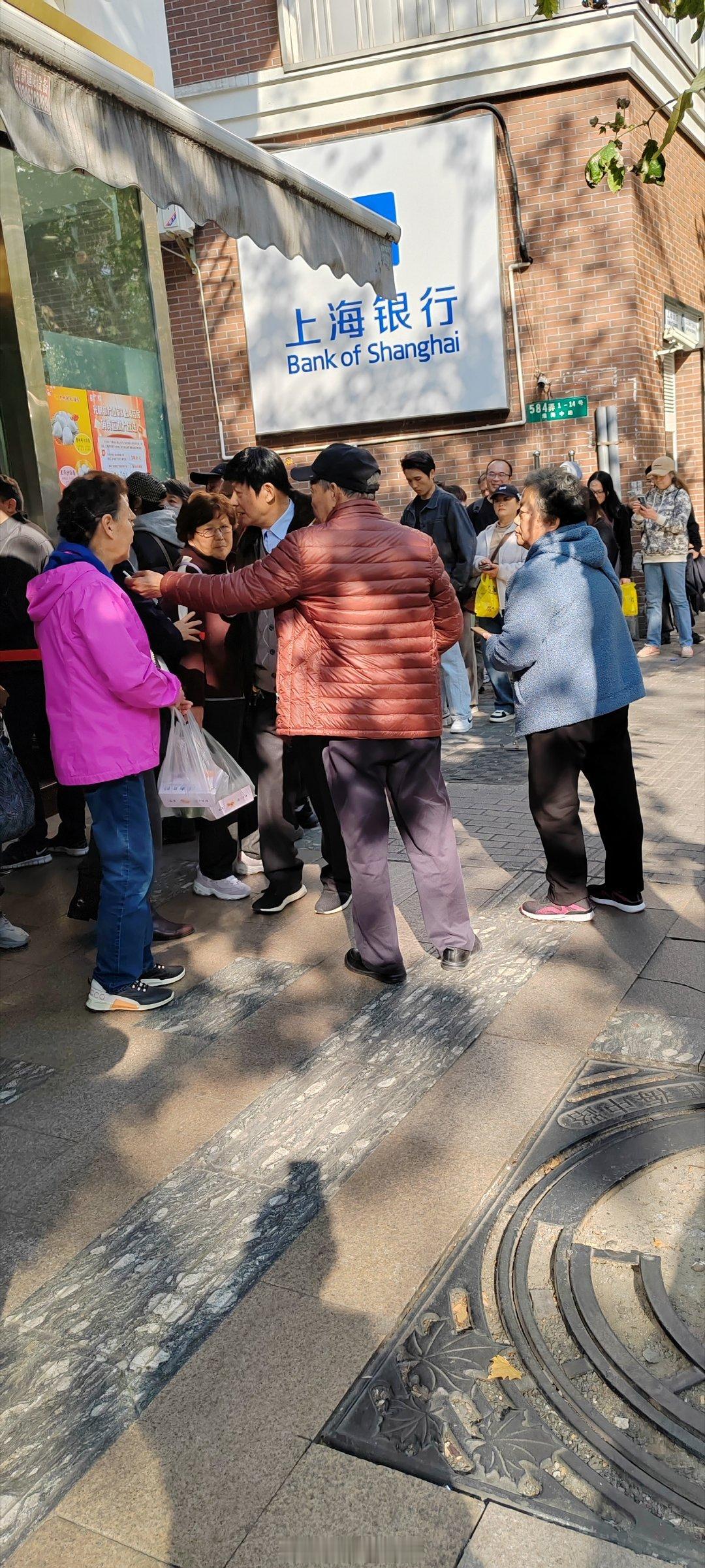 光明邨买鲜肉月饼的队伍更长，算了不买了[允悲] 