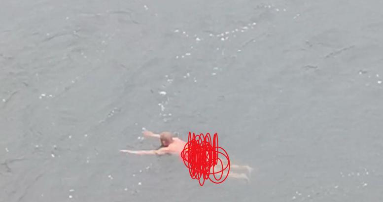 太离谱了！四川乐山一男子，光天化日在江边裸泳，整整30天！
路人忍了又忍，最后彻