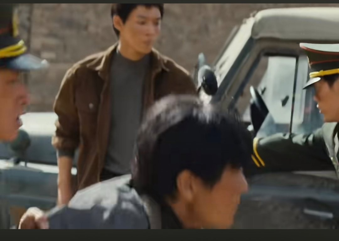 生命树 枪战 和盗猎者拼命的时候没人来帮忙，调查巡山队卖皮子倒来了好几辆车的人。