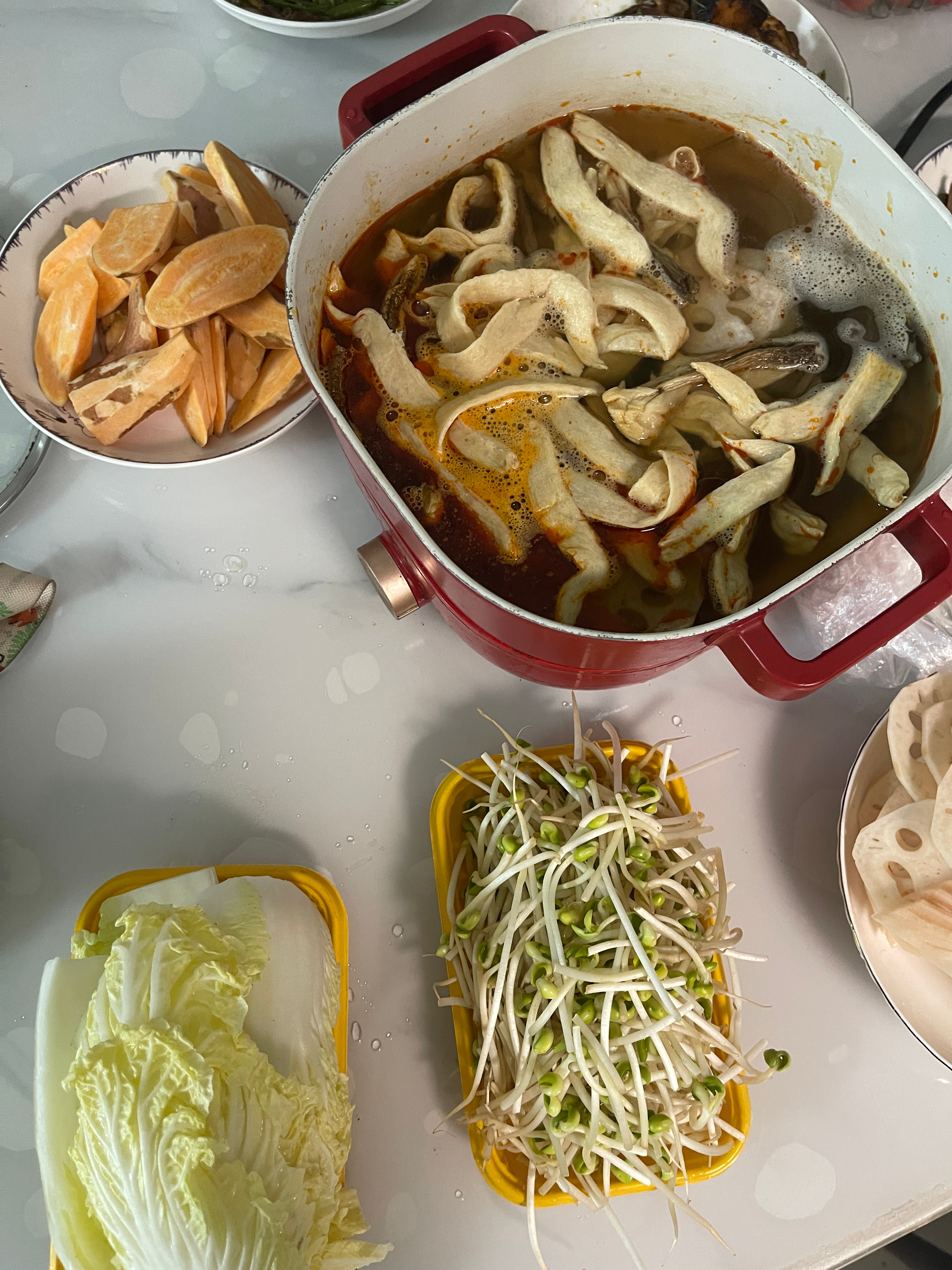 周末在家有时间，给家人安排一顿牛肉火锅吃吃。牛肉已切好，配菜已准备好，刚下的锅底