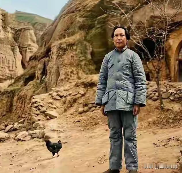 这张照片估计很多人都见过！

这张照片是毛主席在延安时拍摄的，看毛主席穿着十分朴