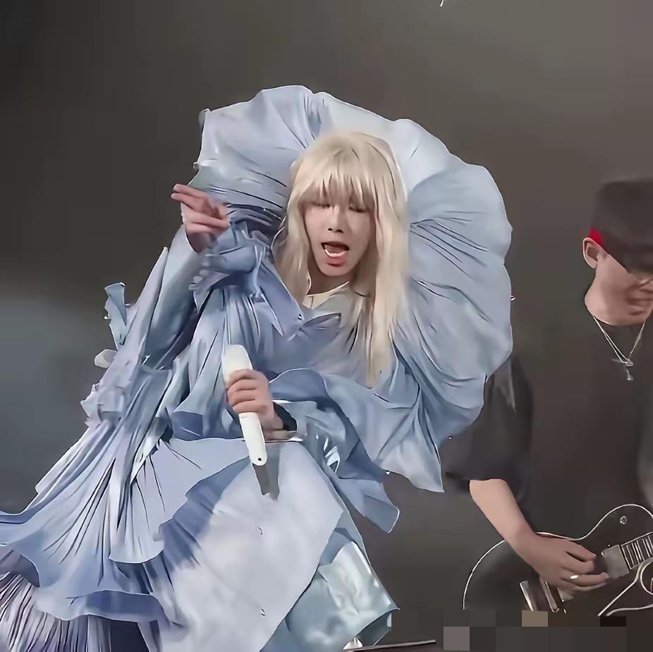 全网都说他哭了，
确实，不哭才怪！
这一切准备了那么久！

刚出现在大众视野里的