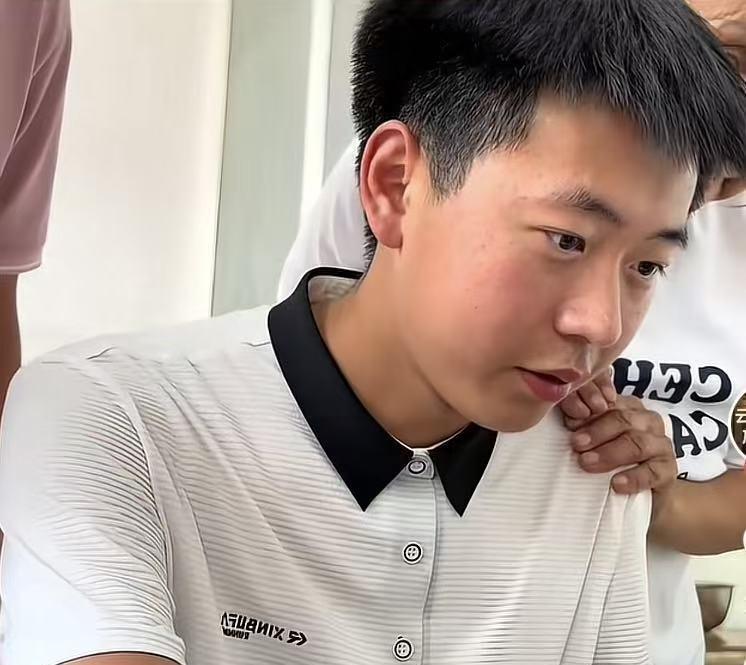 我高考698分，骗我爸妈只考了450分，我爸妈嫌丢人直接把我赶出家门。我坐在客厅