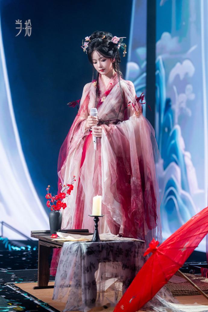 陈卓璇演唱会含粉量好高陈卓璇把粉丝名写满了整个大屏 别人收尾是“谢谢大家”，她收