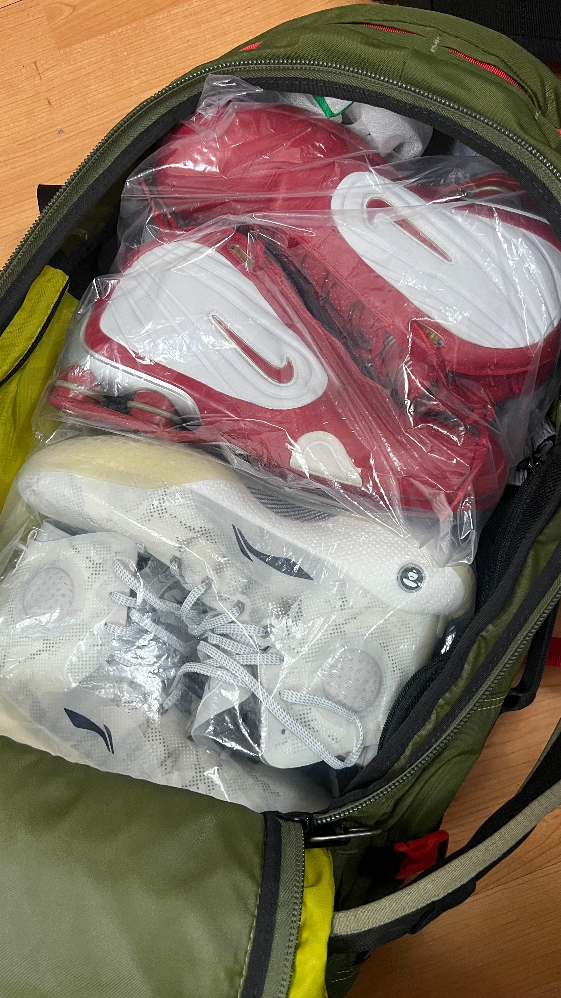 外头打也得带两双，我说的