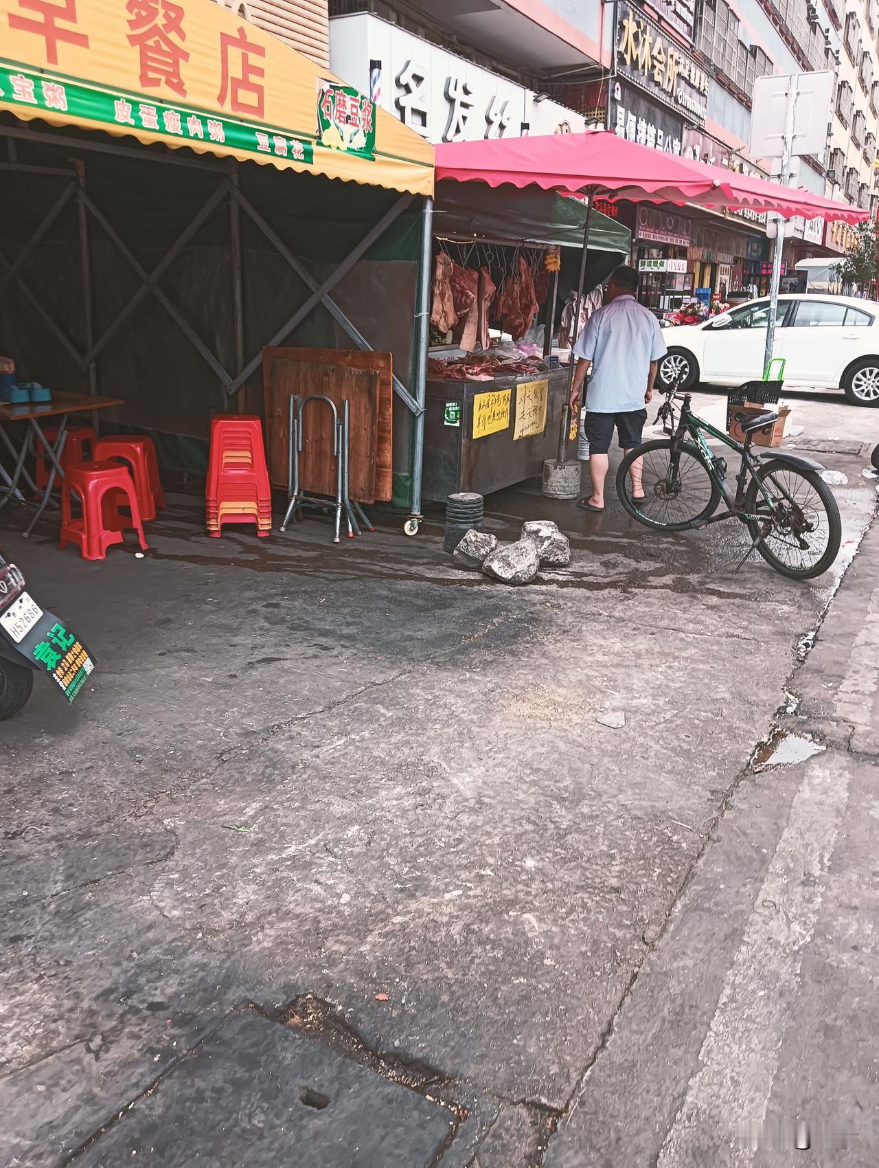 真搞不懂现在的行情，太离谱了！
听说：
猪价都跌到近8年新低了，养殖户卖一头亏一