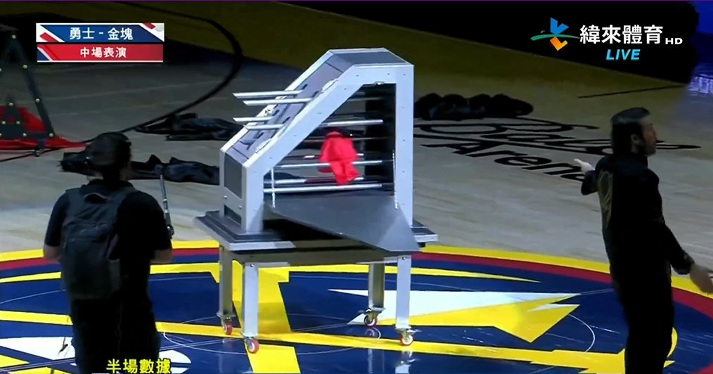 这个现场大变活人的魔术，可以把小水獭🦦给变走吗？掘金勇士冲突 勇士VS掘金