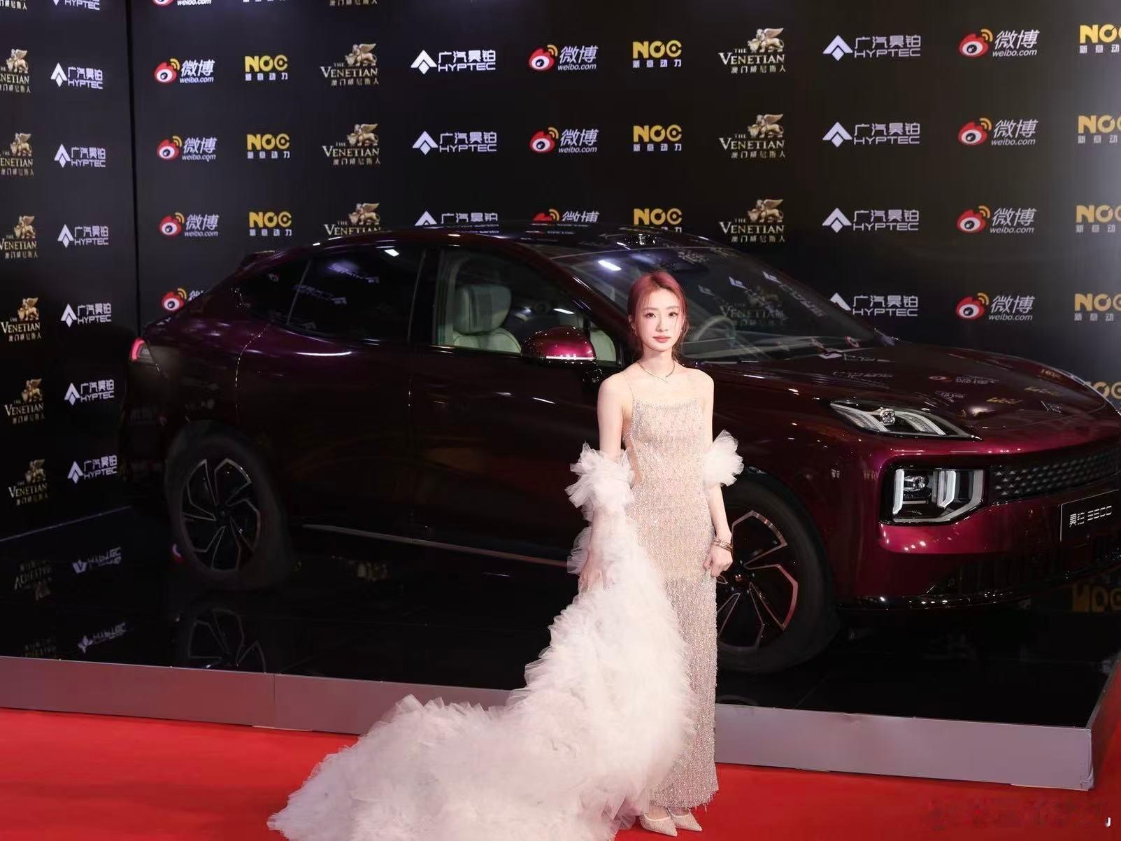 微博之夜昊铂S600红毯首秀运动优雅气息惹明星同框打卡群星熠熠，共绎新豪华风范微