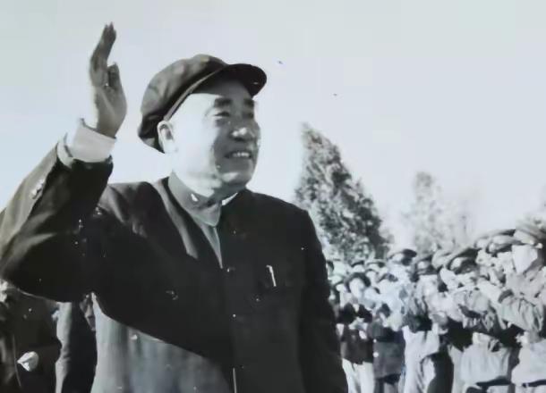 1958年9月15日，朱老总来到了西北边城伊宁。
他听取了干部的汇报，参观了果园