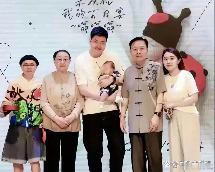 金龟子和亲家合照，女婿的个子真高，能高出金龟子两头。 ​​​