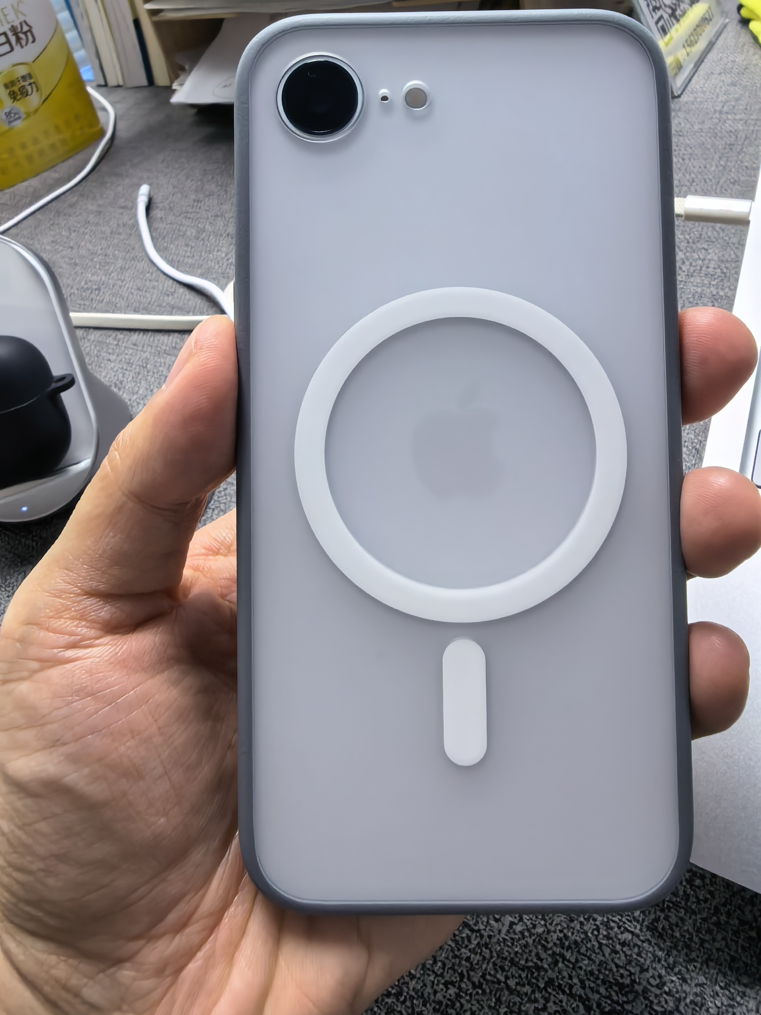 iPhone 17e/16e 013 平嵌壳的石头灰配色也挺受欢迎的哦简约耐看，