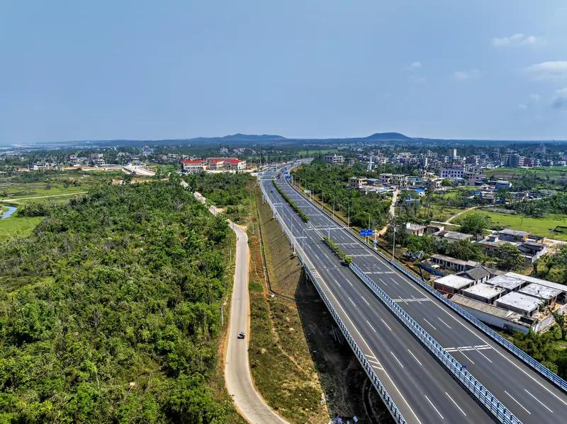 海南新高速很可能改变交通困局。以往海南高速多沿海岸线，岛内交通“曲线到达”。比如