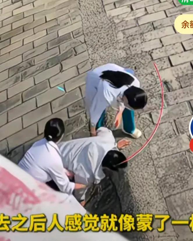 男子拉开车门就跳河了，这可能是有啥想不开的，想轻生，结果没跳到河里，
跳到了水泥