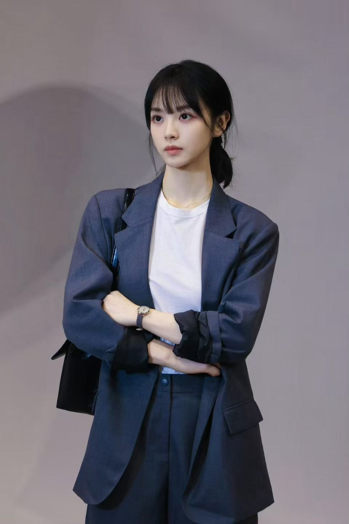 田曦薇最不吃压力之人 “薇薇安”——田姐连刘海都有专属昵称了，比我会生活。这大概