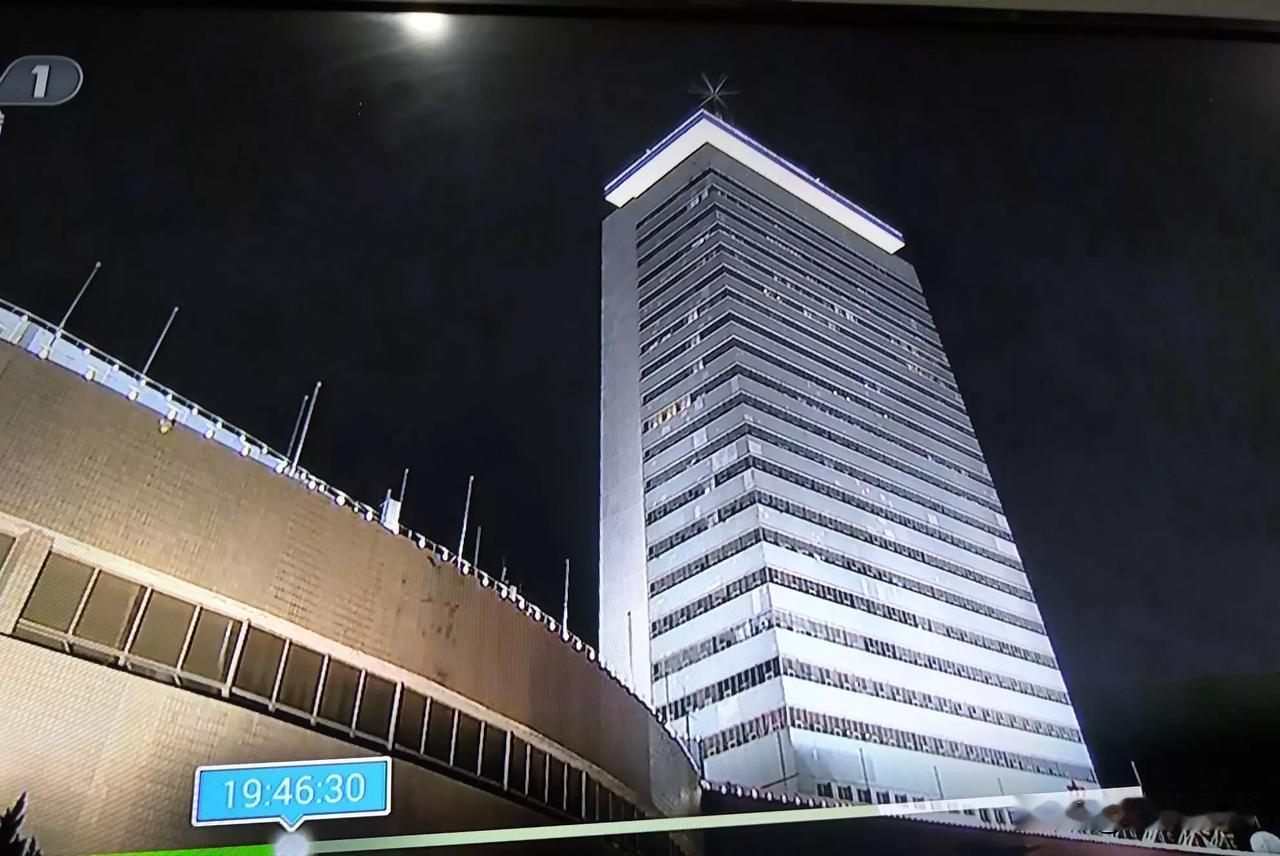 央视这是咋地了 ? 2025春晚怎么用起老楼了. 难不成大裤衩子装修了