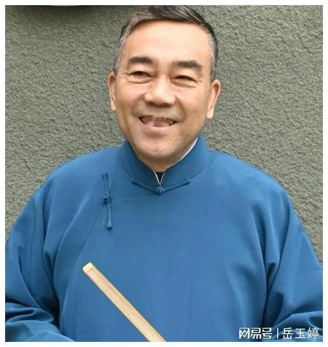 天津卫哪位大哥出来说说话
这人真的不行了
这人彻底大傻了
败了相声界的门面
丢了