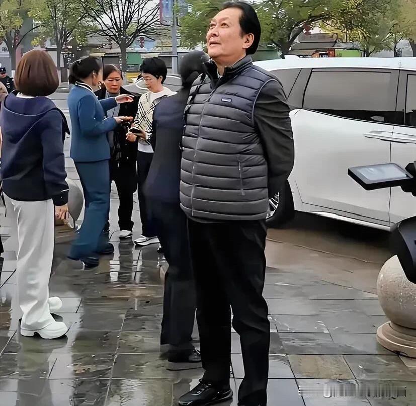 同样都是六七十岁的老演员，陈宝国站姿笔挺，走路时都是气宇轩昂的，没有像唐国强那样