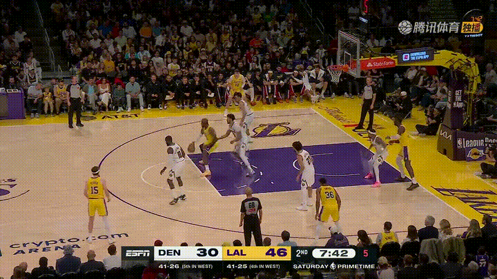 湖人老将詹姆斯的盖帽真是太残暴了！在今天湖人主场迎战掘金的比赛中，当时比赛进行到