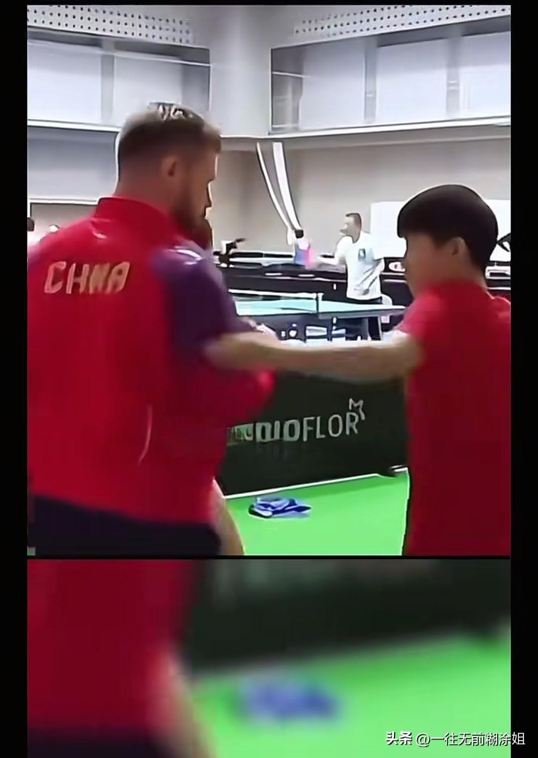 这样的孙颖莎我第一次看到，她可真调皮呀！

孙颖莎训练场上与这个我不认识的男士站