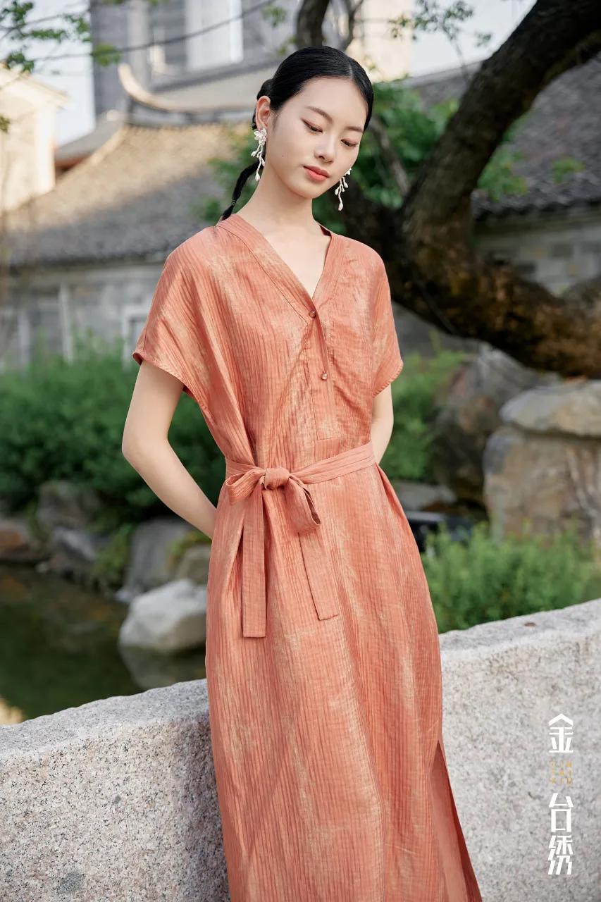 循迹夏日
时光停驻，满载松弛之韵
捕捉鲜活，感知旧时共鸣
连衣裙
有气质的穿搭是
