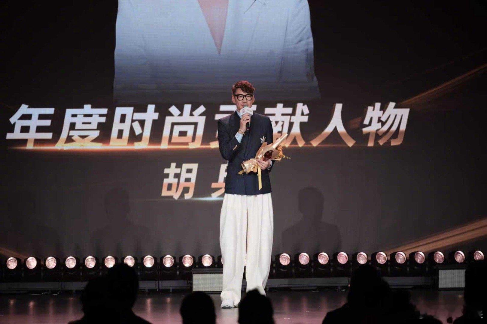 胡兵说要做刘晓庆私教 胡兵这波自荐太圈粉！昨晚和刘晓庆同框聊身材管理，主动当私教