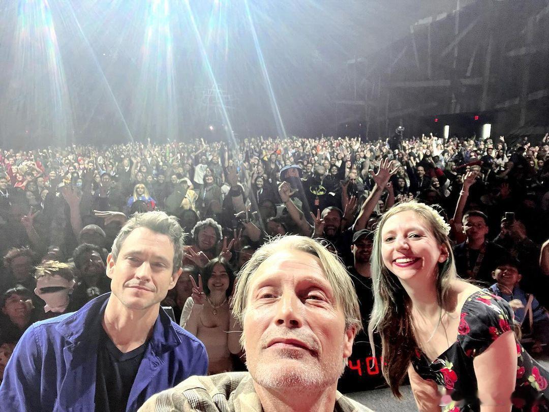 #汉尼拔#双男主在纽约漫展再重聚，麦子叔晒与粉丝大合照。 ​​​