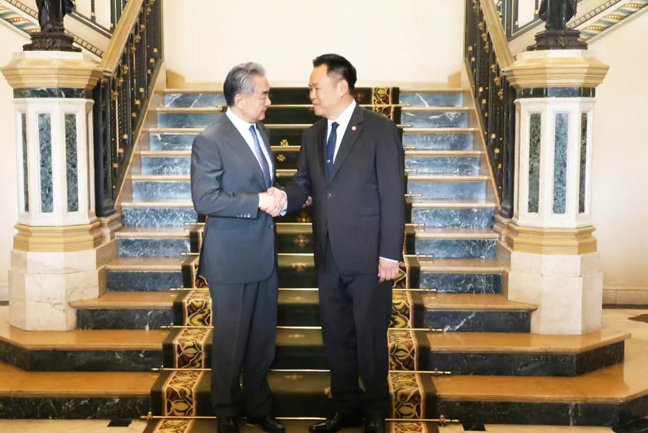 中国和泰国谈妥了
当地时间4月24日，泰国总理阿努廷在曼谷会见了中国外交部长王毅