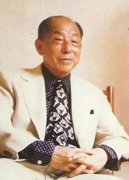 1990年1月，九十岁的张学良在哥伦比亚大学做口述历史时，对着唐德刚的录音设备，