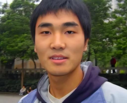 “每月就给我500块，资助不起装什么孙子！”2006年，贫困大学生向海清向媒体怒