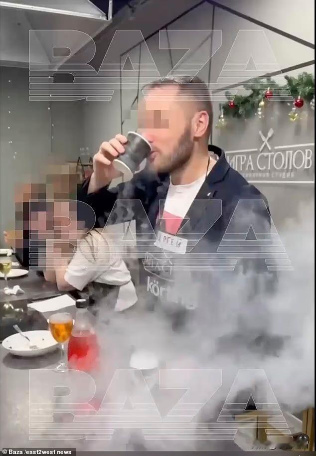 战斗民族果然够彪！莫斯科一场公司派对上，38岁男子谢尔盖被主厨怂恿，喝下一杯带液