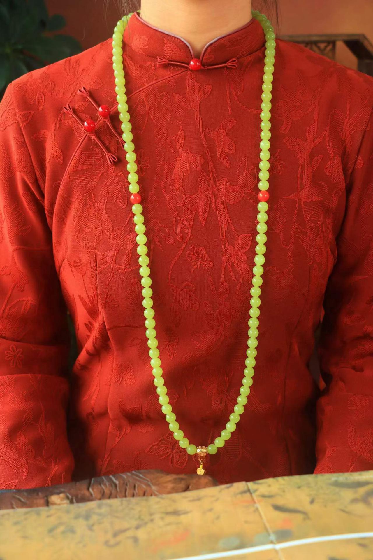 黄口·项链〉

新疆和田玉若羌黄口项链，肉质冰润细腻，同料所出，颗颗饱满圆润，佩