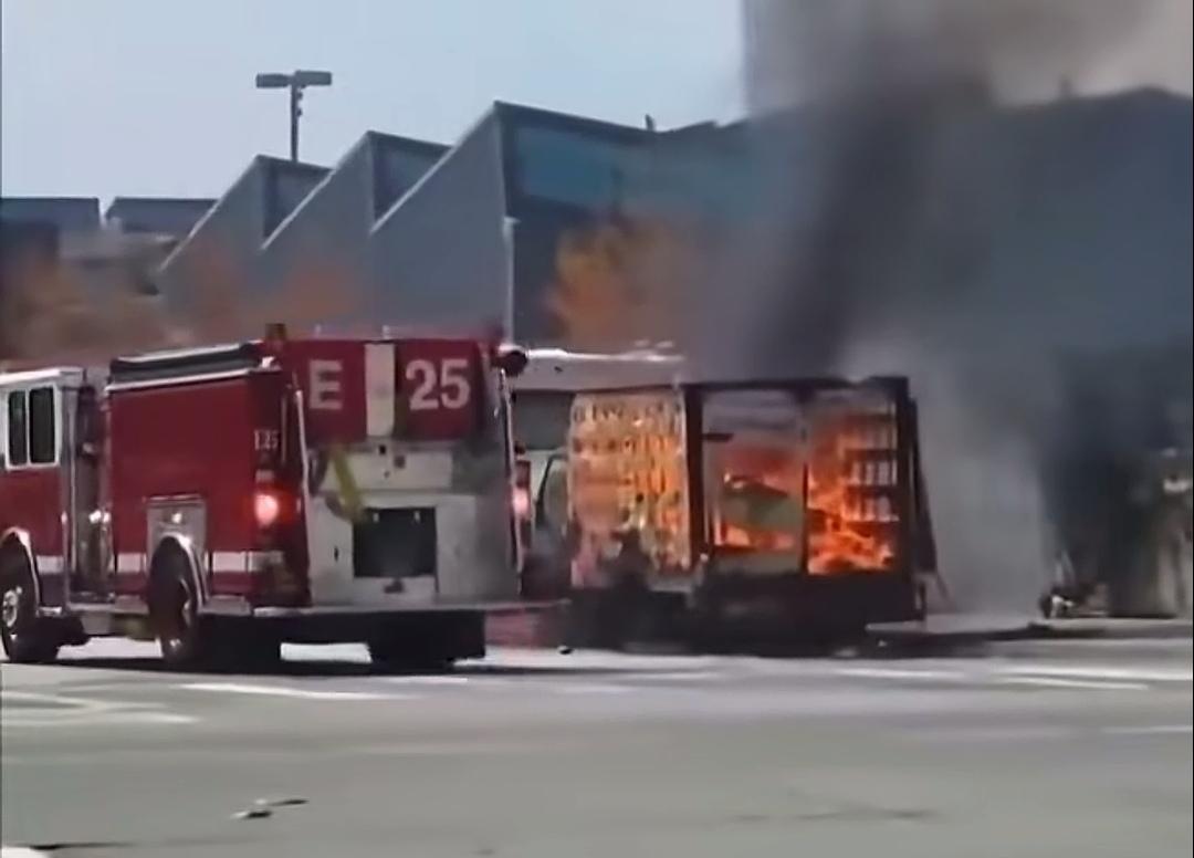 路边一辆小货车突然着火，有人拨打了救火电话。没过多久，消防车呼啸而至。然而，还没