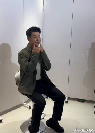 笙笙给马龙拍了拍立得马龙在笙笙镜头下比耶 谁能拒绝马龙可爱的一面，笙笙用拍立得记