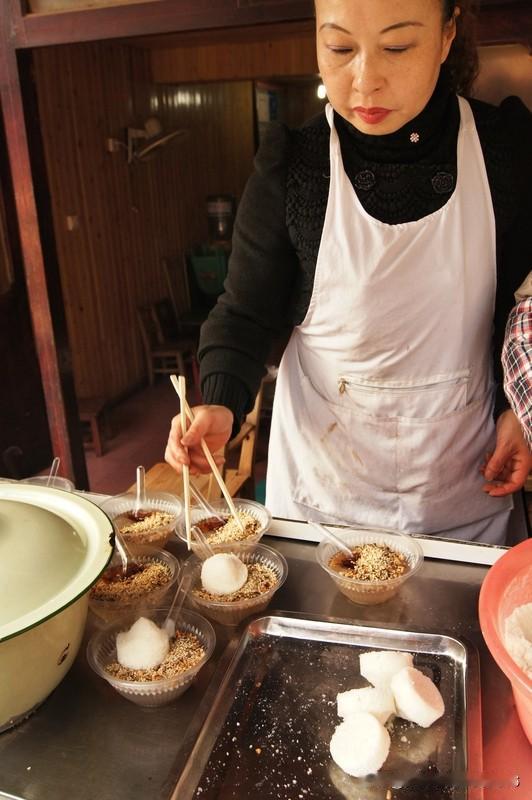 稀饭，用大米做的成，它可以加入各种各样的原料做成各种有营养可口的稀饭，如′八宝粥