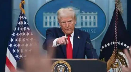 千万不能得罪特朗普，就因在达沃斯论坛上批评了特朗普的移民和经济政策，特朗普扭头就