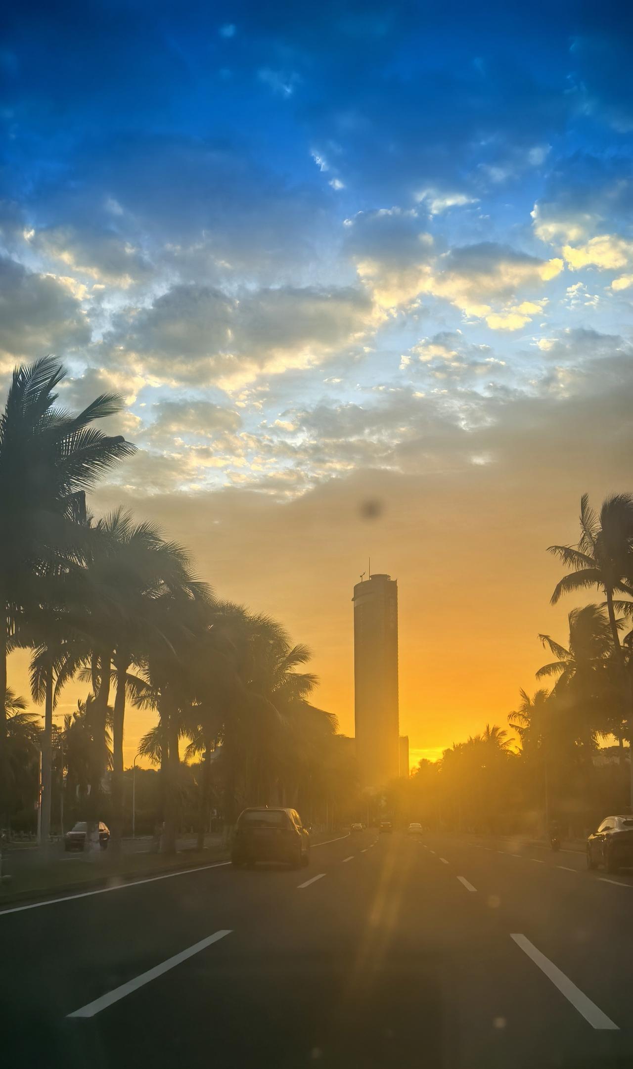 世态浮云每断肠，
终将散去见朝阳。
无须怅憾连阴日，
一染尘心尽感伤。