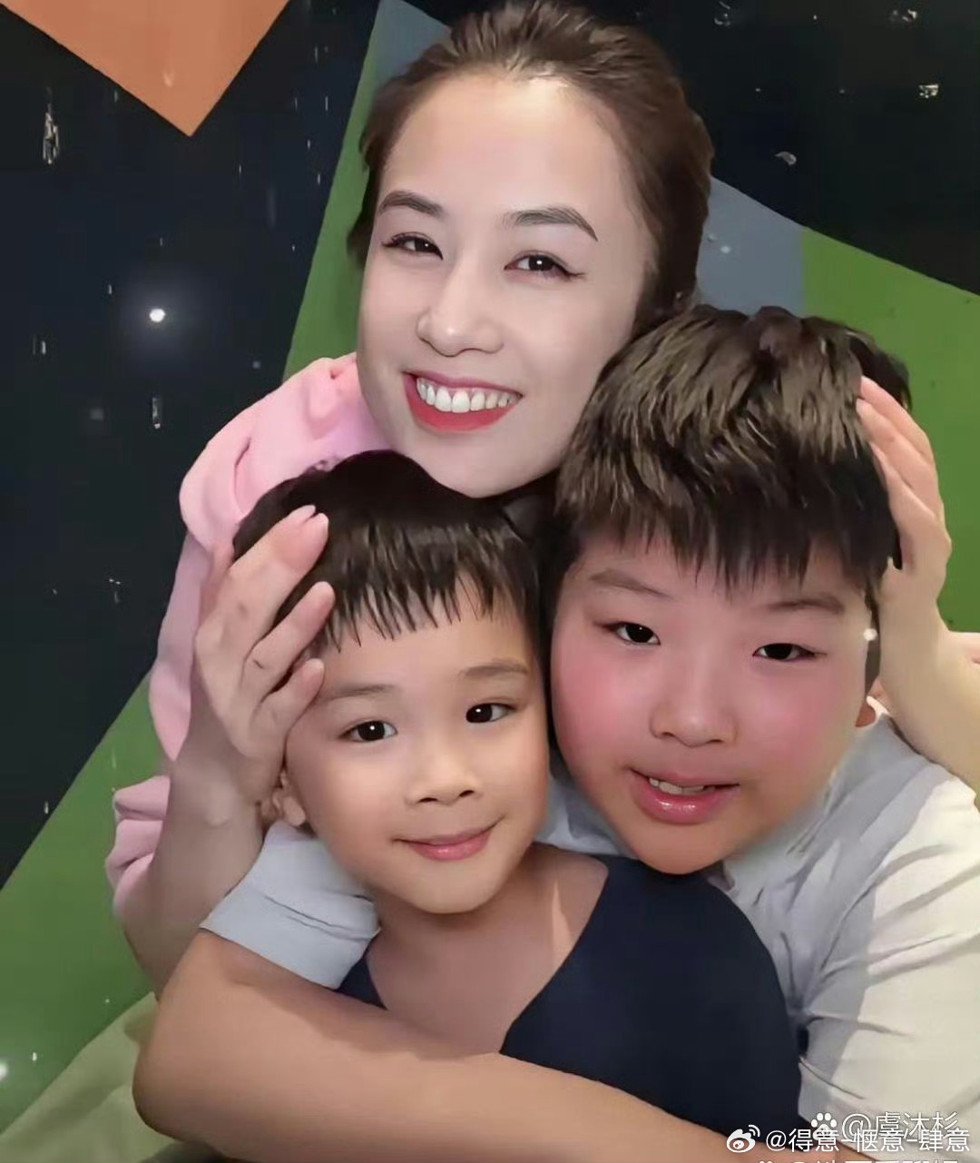 黄圣⁠依俩儿子颜值都挺高，大儿子‌‏简直⁠跟杨子一个﻿模子刻出来的‎‌。 ​​​